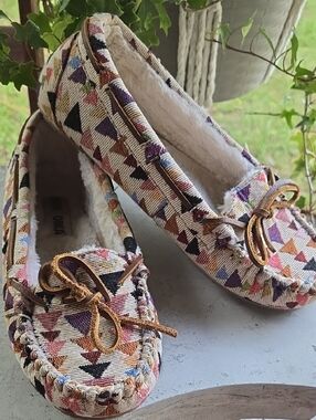 Minnetonka "Lodge Trapper" Moccasin Slipper In Cream Kaleidoscope